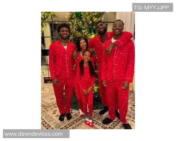 布莱斯分享詹姆斯全家福感恩瞬间幸福洋溢温馨家庭时光